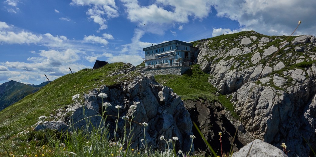 Planinska koča Dom Zorka Jelinčiča (1.835 m) tik pod vrhom Črne prsti (1.844 m).