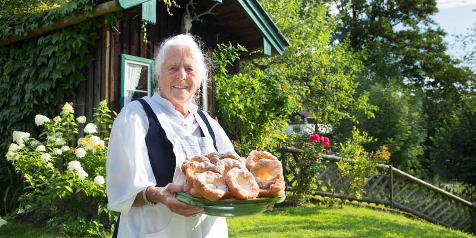 Unsere Oma mit frischen Schmalznudeln