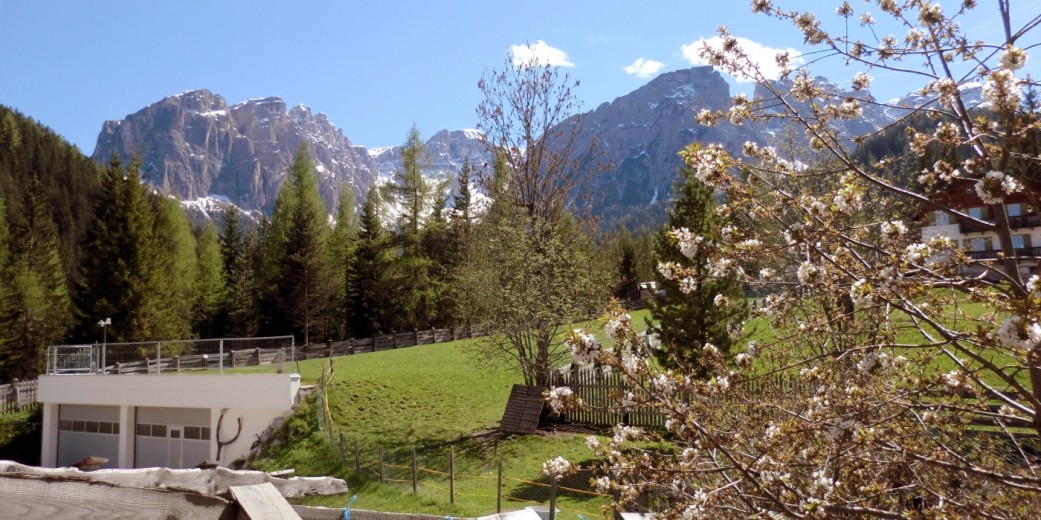 Blick vom Bauernhof zum Zwölferkofel