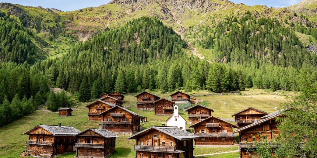 Zgodovinski ansambel Oberstalleralm, ki je spomeniško zaščiten, sestavlja 16 lesenih hiš in kapela.