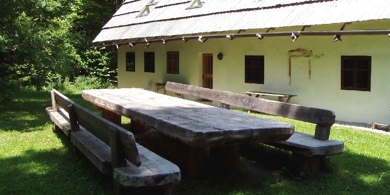 Großer Tisch im Garten des Raunighofs