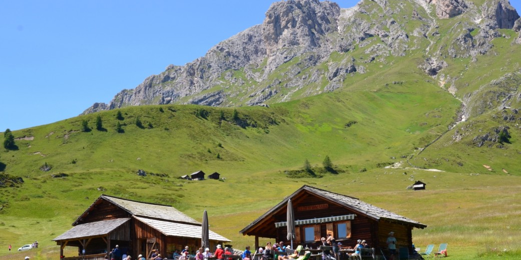 Die Almhütte liegt am Fuße des Hausbergs von Lungiarü, dem Pütia / Peitlerkofel