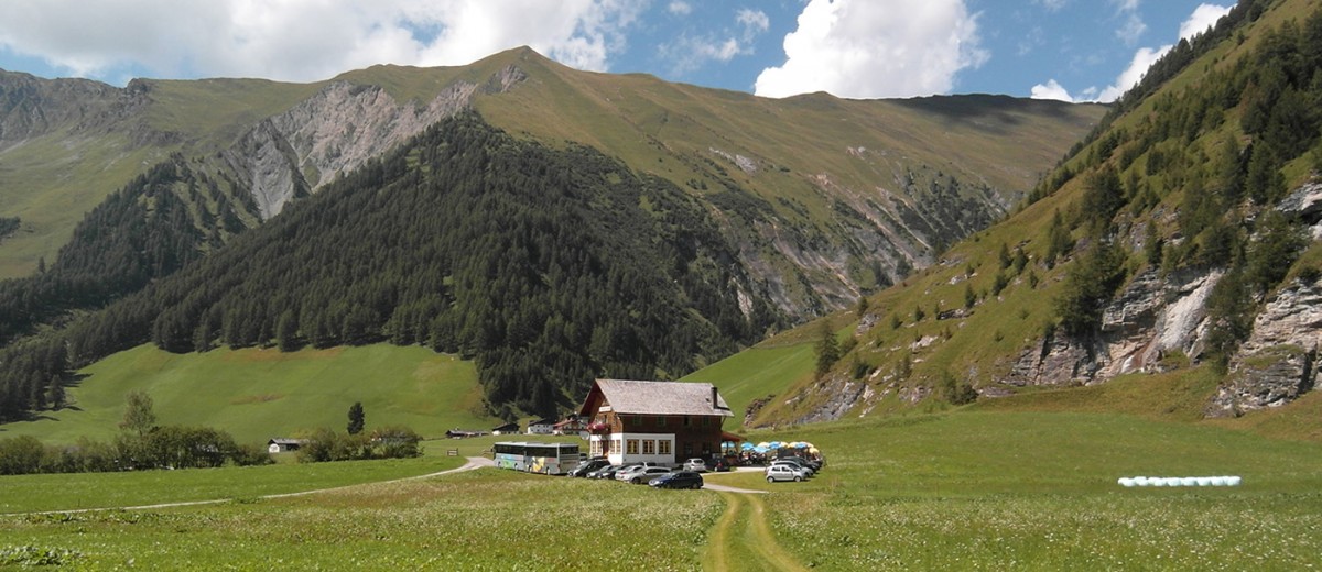 Der Alpengasthof im Sommer ist ein beliebtes Ausflugsziel