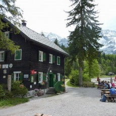 Hiša Almtalerhaus, izhodišče za številne pohodniške in gorske ture