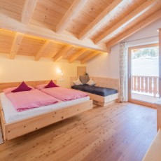 Wohlfühl-Zimmer komplett mit Zirbenholz eingerichtet