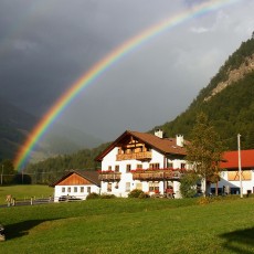 Der Tumpaschin-Hof und Regenbogen