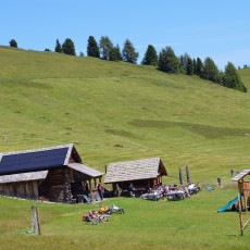 Für die ganze Familie: Sonnenbaden, Spielen, Spielplatz für die Kleinen