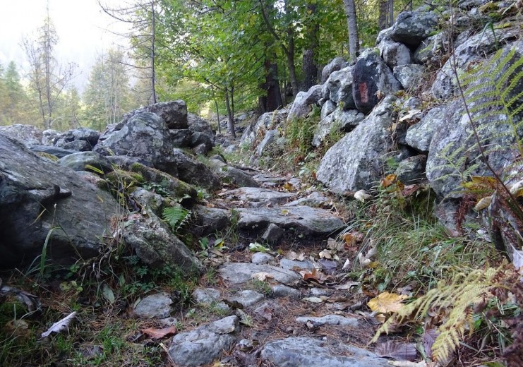 Auf alten, teilweise gepflasterten Steigen geht es Richtung Val Servin