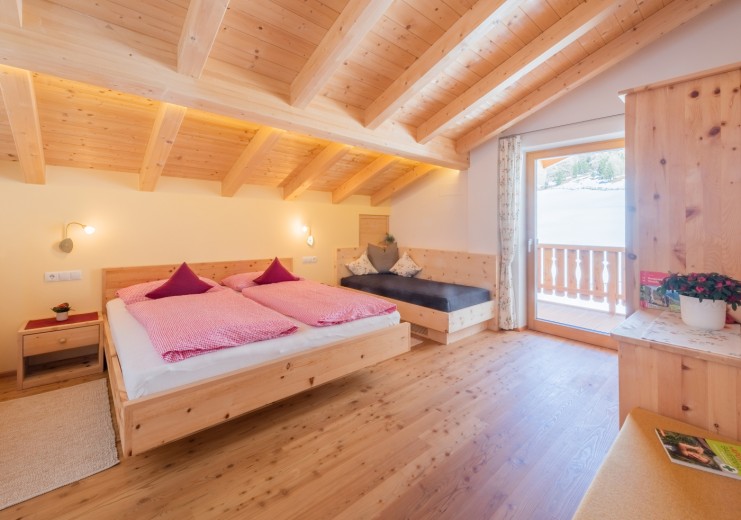 Wohlfühl-Zimmer komplett mit Zirbenholz eingerichtet