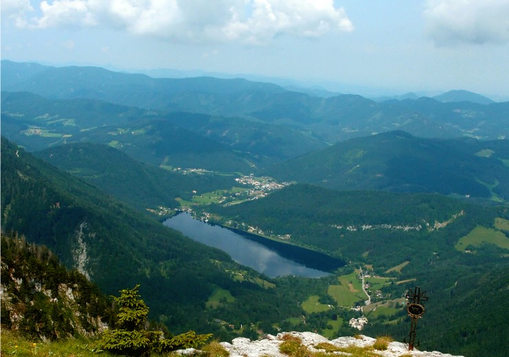 Pogled na Lunz auf Lunz am See, Lunzer See in Seehof - Pogled iz planine Scheiblingstein